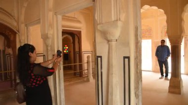 JAIPUR, INDIA 12 AĞUSTOS 2019: Rajasthan 'ın pembe kenti Jaipur' da, Rüzgarlar Sarayı olarak da bilinen Hawa Mahal 'in içinde ziyaretçiler