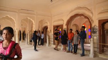 JAIPUR, INDIA, 12 Ağustos 2019: Jaipur 'daki Şehir Sarayı' nı ziyaret eden turistler Jaipur, Rajasthan, Hindistan 'da ünlü bir turizm merkezidir.,