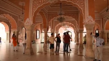 JAIPUR, INDIA, 12 Ağustos 2019: Jaipur 'daki Şehir Sarayı' nı ziyaret eden turistler Jaipur, Rajasthan, Hindistan 'da ünlü bir turizm merkezidir.,