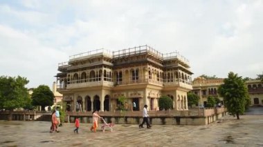 JAIPUR, INDIA, 12 Ağustos 2019: Jaipur 'daki Şehir Sarayı' nı ziyaret eden turistler Jaipur, Rajasthan, Hindistan 'da ünlü bir turizm merkezidir.,
