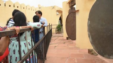 JAIPUR, INDIA, 13 Ağustos 2019: Jantar Mantar gözlemevi kompleksine turist ziyareti ve Jaipur, Rajasthan, Hindistan 'daki astronomik araçlar. Burası UNESCO Dünya Mirasları Alanı