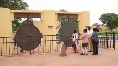 JAIPUR, INDIA, 13 Ağustos 2019: Jantar Mantar gözlemevi kompleksine turist ziyareti ve Jaipur, Rajasthan, Hindistan 'daki astronomik araçlar. Burası UNESCO Dünya Mirasları Alanı