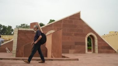 JAIPUR, INDIA, 13 Ağustos 2019: Jantar Mantar gözlemevi kompleksine turist ziyareti ve Jaipur, Rajasthan, Hindistan 'daki astronomik araçlar. Burası UNESCO Dünya Mirasları Alanı