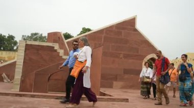 JAIPUR, INDIA, 13 Ağustos 2019: Jantar Mantar gözlemevi kompleksine turist ziyareti ve Jaipur, Rajasthan, Hindistan 'daki astronomik araçlar. Burası UNESCO Dünya Mirasları Alanı