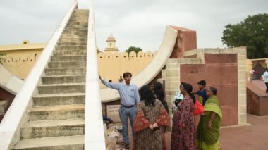 JAIPUR, INDIA, 13 Ağustos 2019: Jantar Mantar gözlemevi kompleksine turist ziyareti ve Jaipur, Rajasthan, Hindistan 'daki astronomik araçlar. Burası UNESCO Dünya Mirasları Alanı