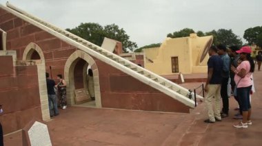 JAIPUR, INDIA, 13 Ağustos 2019: Jantar Mantar gözlemevi kompleksine turist ziyareti ve Jaipur, Rajasthan, Hindistan 'daki astronomik araçlar. Burası UNESCO Dünya Mirasları Alanı
