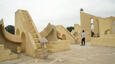 JAIPUR, INDIA, 13 Ağustos 2019: Jantar Mantar gözlemevi kompleksine turist ziyareti ve Jaipur, Rajasthan, Hindistan 'daki astronomik araçlar. Burası UNESCO Dünya Mirasları Alanı