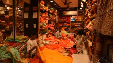 JAIPUR, INDIA 13 AĞUSTOS 2019: Geleneksel sari ve kumaş satan tüccarlar, Jaipur, Jaipur, Hindistan 'ın geleneksel doğu el sanatları merkezidir