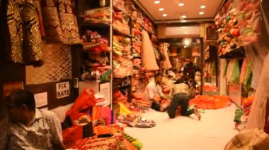 JAIPUR, INDIA 13 AĞUSTOS 2019: Geleneksel sari ve kumaş satan tüccarlar, Jaipur, Jaipur, Hindistan 'ın geleneksel doğu el sanatları merkezidir