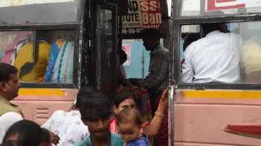 JAIPUR, INDIA 13 AĞUSTOS 2019: Yoğun trafik ve Jaipur yolundaki insanlar.