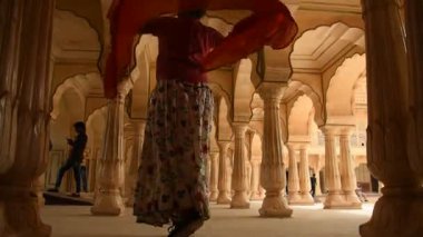 JAIPUR, INDIA 11 AĞUSTOS 2019: Amer Kalesi, Jaipur 'un dört bir yanından gelen turistler, Hindistan' ın ve UNESCO 'nun Dünya Mirası' nın başlıca turizm merkezlerinden biri..