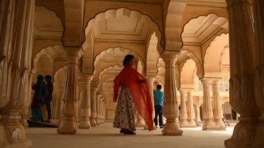 JAIPUR, INDIA 11 AĞUSTOS 2019: Amer Kalesi, Jaipur 'un dört bir yanından gelen turistler, Hindistan' ın ve UNESCO 'nun Dünya Mirası' nın başlıca turizm merkezlerinden biri..