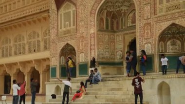 JAIPUR, INDIA 11 AĞUSTOS 2019: Amer Kalesi, Jaipur 'un dört bir yanından gelen turistler, Hindistan' ın ve UNESCO 'nun Dünya Mirası' nın başlıca turizm merkezlerinden biri..