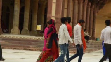 JAIPUR, INDIA 11 AĞUSTOS 2019: Amer Kalesi, Jaipur 'un dört bir yanından gelen turistler, Hindistan' ın ve UNESCO 'nun Dünya Mirası' nın başlıca turizm merkezlerinden biri..