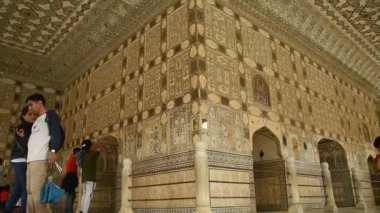 JAIPUR, INDIA 11 AĞUSTOS 2019: Amer Kalesi, Jaipur 'un dört bir yanından gelen turistler, Hindistan' ın ve UNESCO 'nun Dünya Mirası' nın başlıca turizm merkezlerinden biri..