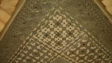 JAIPUR, INDIA 11 AĞUSTOS 2019: Amer Kalesi, Jaipur 'un dört bir yanından gelen turistler, Hindistan' ın ve UNESCO 'nun Dünya Mirası' nın başlıca turizm merkezlerinden biri..