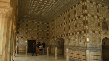 JAIPUR, INDIA 11 AĞUSTOS 2019: Amer Kalesi, Jaipur 'un dört bir yanından gelen turistler, Hindistan' ın ve UNESCO 'nun Dünya Mirası' nın başlıca turizm merkezlerinden biri..