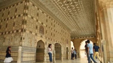 JAIPUR, INDIA 11 AĞUSTOS 2019: Amer Kalesi, Jaipur 'un dört bir yanından gelen turistler, Hindistan' ın ve UNESCO 'nun Dünya Mirası' nın başlıca turizm merkezlerinden biri..