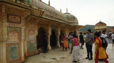 JAIPUR, INDIA 11 AĞUSTOS 2019: Amer Kalesi, Jaipur 'un dört bir yanından gelen turistler, Hindistan' ın ve UNESCO 'nun Dünya Mirası' nın başlıca turizm merkezlerinden biri..