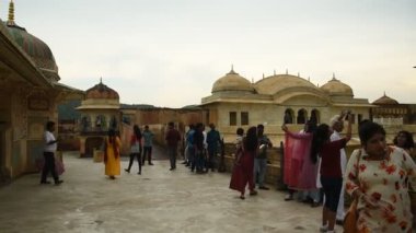 JAIPUR, INDIA 11 AĞUSTOS 2019: Amer Kalesi, Jaipur 'un dört bir yanından gelen turistler, Hindistan' ın ve UNESCO 'nun Dünya Mirası' nın başlıca turizm merkezlerinden biri..