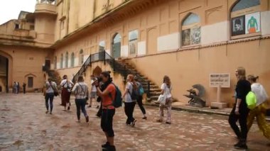 JAIPUR, INDIA 11 AĞUSTOS 2019: Amer Kalesi, Jaipur 'un dört bir yanından gelen turistler, Hindistan' ın ve UNESCO 'nun Dünya Mirası' nın başlıca turizm merkezlerinden biri..