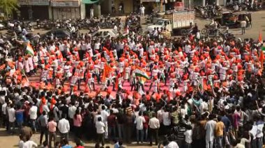 AMRAVATI, MAHARASHTRA, INDIA, HAZİRAN - 26, 2016: Hindistan Cumhuriyet Günü 'nü kutlayan öğrenci.