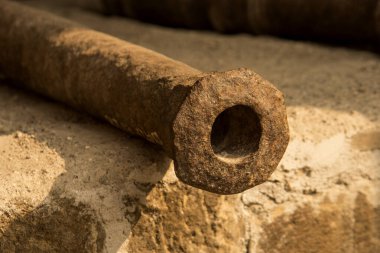 Hindistan 'daki Daulatabad Kalesi' nde eski bir Müslüman topu. MS 14. yüzyıl