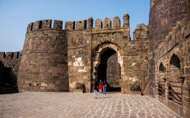 DAULATABAD, MAHARASHTRA, INDIA 26 Kasım 2019: Aurangabad, Maharashtra, Hindistan yakınlarındaki Antik Daulatabad kalesine turist ziyareti MS 14. yüzyılda inşa edildi..
