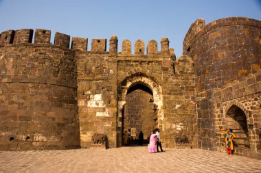 DAULATABAD, MAHARASHTRA, INDIA 26 Kasım 2019: Aurangabad, Maharashtra, Hindistan yakınlarındaki Antik Daulatabad kalesine turist ziyareti MS 14. yüzyılda inşa edildi..