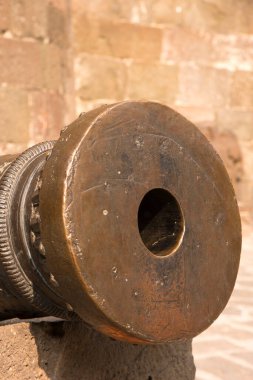 Hindistan 'daki Daulatabad Kalesi' nde eski bir Müslüman topu. MS 14. yüzyıl