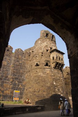 DAULATABAD, MAHARASHTRA, INDIA 26 Kasım 2019: Aurangabad, Maharashtra, Hindistan yakınlarındaki Antik Daulatabad kalesine turist ziyareti MS 14. yüzyılda inşa edildi..