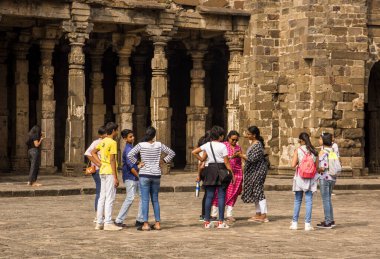 DAULATABAD, MAHARASHTRA, INDIA 26 Kasım 2019: Aurangabad, Maharashtra, Hindistan yakınlarındaki Antik Daulatabad kalesine turist ziyareti MS 14. yüzyılda inşa edildi..