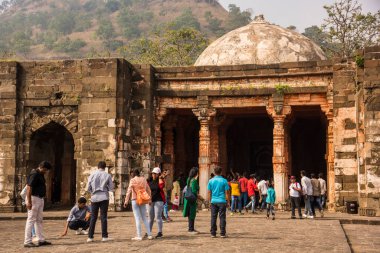 DAULATABAD, MAHARASHTRA, INDIA 26 Kasım 2019: Aurangabad, Maharashtra, Hindistan yakınlarındaki Antik Daulatabad kalesine turist ziyareti MS 14. yüzyılda inşa edildi..