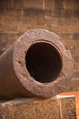 Hindistan 'daki Daulatabad Kalesi' nde eski bir Müslüman topu. MS 14. yüzyıl