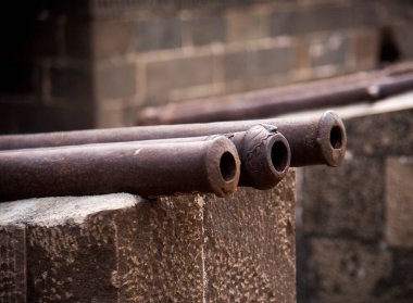 Hindistan 'daki Daulatabad Kalesi' nde eski bir Müslüman topu. MS 14. yüzyıl