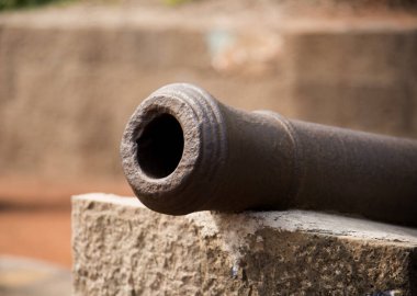 Hindistan 'daki Daulatabad Kalesi' nde eski bir Müslüman topu. MS 14. yüzyıl