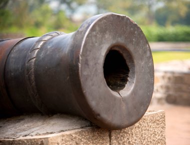 Hindistan 'daki Daulatabad Kalesi' nde eski bir Müslüman topu. MS 14. yüzyıl