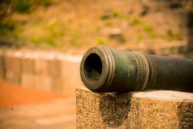 Hindistan 'daki Daulatabad Kalesi' nde eski bir Müslüman topu. MS 14. yüzyıl