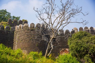 Aurangaabd 'ın yaklaşık 15 km kuzeybatısında bulunan Antik Daulatabad Kalesi veya Devgiri Kalesi ortaçağ döneminin en güçlü kalelerinden biriydi. 14. yüzyılda inşa edilmiş..