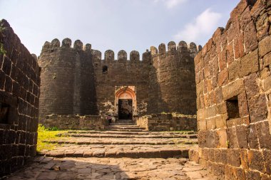 Aurangaabd 'ın yaklaşık 15 km kuzeybatısında bulunan Antik Daulatabad Kalesi veya Devgiri Kalesi ortaçağ döneminin en güçlü kalelerinden biriydi. 14. yüzyılda inşa edilmiş..