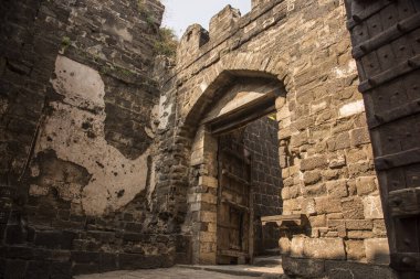 Aurangaabd 'ın yaklaşık 15 km kuzeybatısında bulunan Antik Daulatabad Kalesi veya Devgiri Kalesi ortaçağ döneminin en güçlü kalelerinden biriydi. 14. yüzyılda inşa edilmiş..