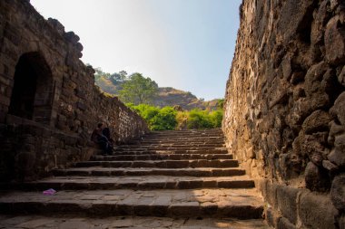 Aurangaabd 'ın yaklaşık 15 km kuzeybatısında bulunan Antik Daulatabad Kalesi veya Devgiri Kalesi ortaçağ döneminin en güçlü kalelerinden biriydi. 14. yüzyılda inşa edilmiş..