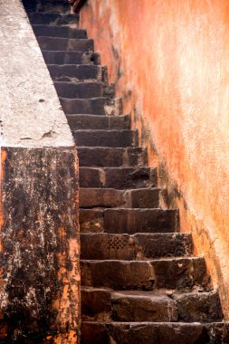 Aurangaabd 'ın yaklaşık 15 km kuzeybatısında bulunan Antik Daulatabad Kalesi veya Devgiri Kalesi ortaçağ döneminin en güçlü kalelerinden biriydi. 14. yüzyılda inşa edilmiş..