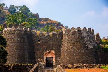 Aurangaabd 'ın yaklaşık 15 km kuzeybatısında bulunan Antik Daulatabad Kalesi veya Devgiri Kalesi ortaçağ döneminin en güçlü kalelerinden biriydi. 14. yüzyılda inşa edilmiş..