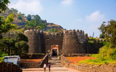 Aurangaabd 'ın yaklaşık 15 km kuzeybatısında bulunan Antik Daulatabad Kalesi veya Devgiri Kalesi ortaçağ döneminin en güçlü kalelerinden biriydi. 14. yüzyılda inşa edilmiş..