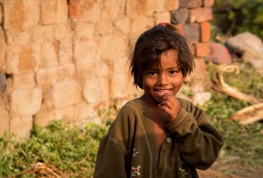 AURANGABAD, MAHARASHTRA, INDIA, 26 Kasım 2019: Hintli kırsal çocuklar sabah köylerinde.