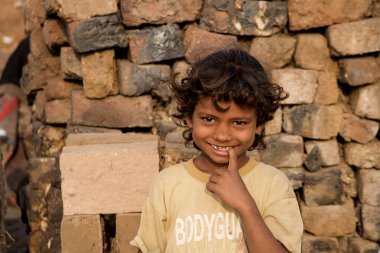 AURANGABAD, MAHARASHTRA, INDIA, 26 Kasım 2019: Hintli kırsal çocuklar sabah köylerinde.