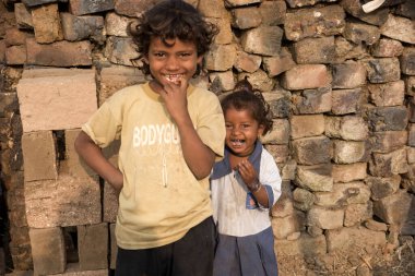 AURANGABAD, MAHARASHTRA, INDIA, 26 Kasım 2019: Hintli kırsal çocuklar sabah köylerinde.