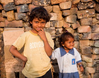 AURANGABAD, MAHARASHTRA, INDIA, 26 Kasım 2019: Hintli kırsal çocuklar sabah köylerinde.