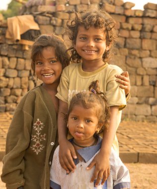 AURANGABAD, MAHARASHTRA, INDIA, 26 Kasım 2019: Hintli kırsal çocuklar sabah köylerinde.